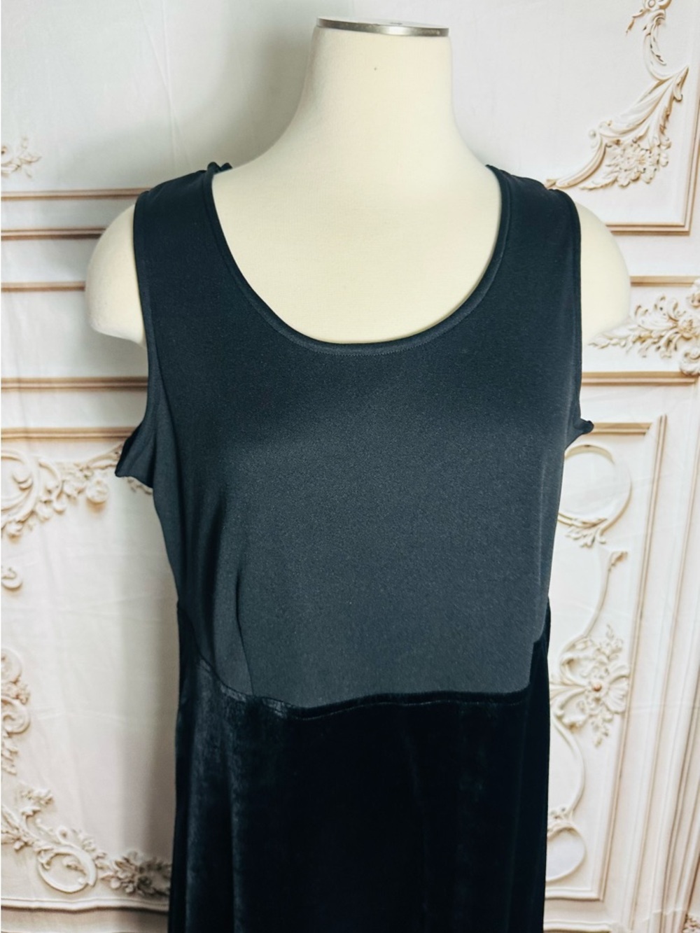Black Sleeveless Velvet Maxi Dress - Women - Picture 4 of 8